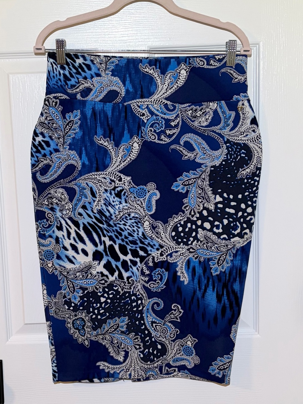 Thalia Sodi Scuba Bodycon Pencil Skirt in Blue Paisley & Animal Print. Sz Med